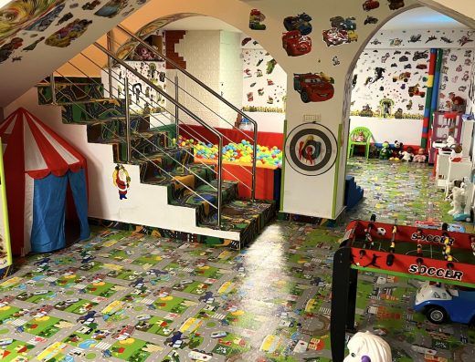 Loc de joacă cu piscină Vila de Vis – Azza Land